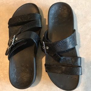 Bionic sandal slides